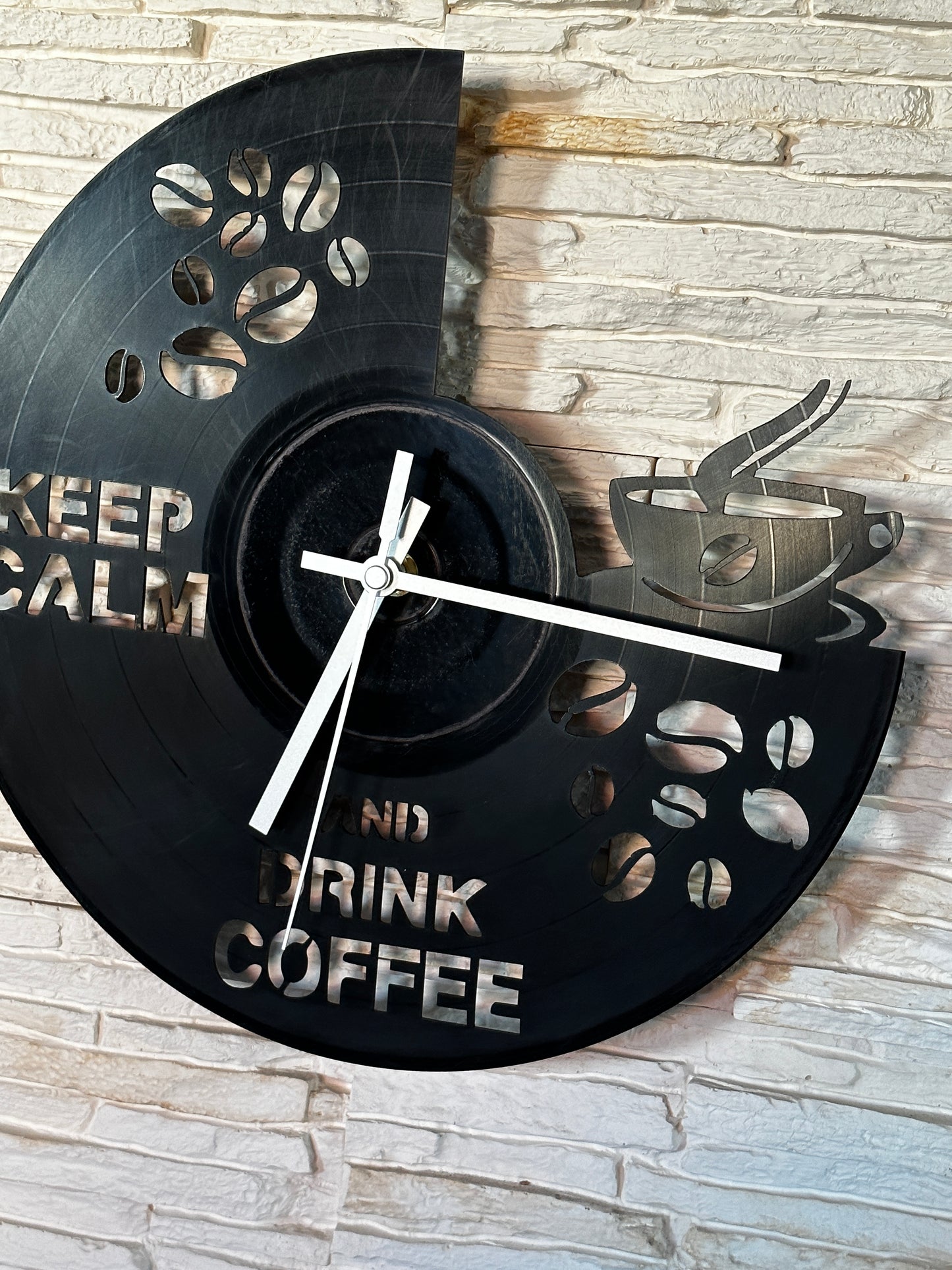 Schallplattenuhr im Kaffeedesign