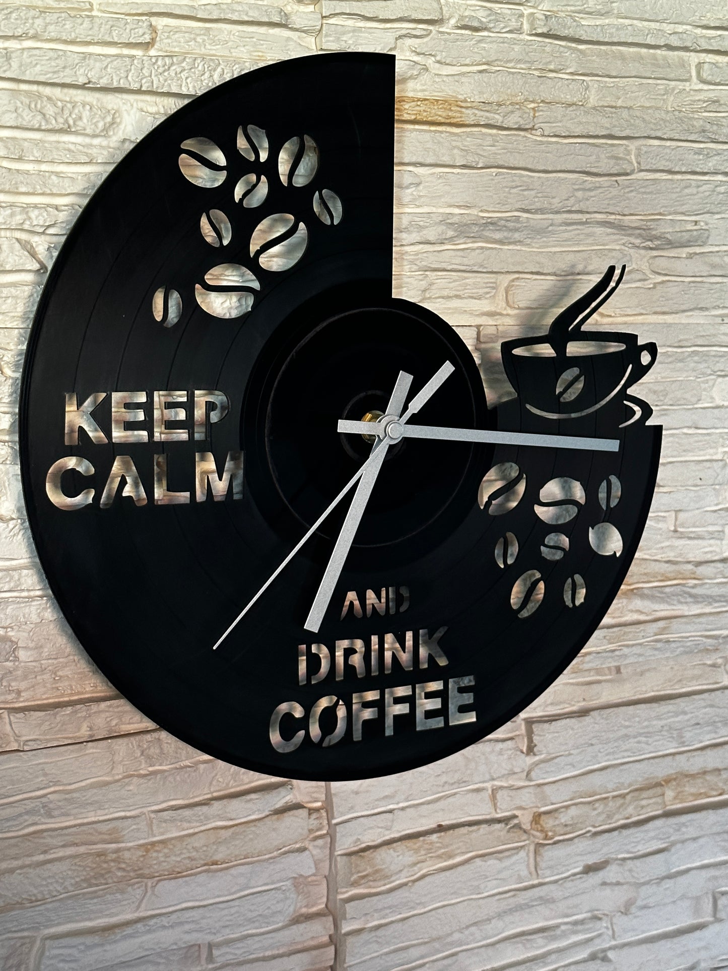 Schallplattenuhr im Kaffeedesign